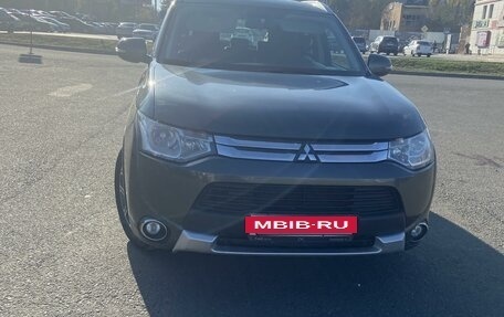 Mitsubishi Outlander III рестайлинг 3, 2014 год, 1 800 000 рублей, 14 фотография