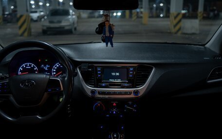 Hyundai Solaris II рестайлинг, 2018 год, 1 000 000 рублей, 12 фотография