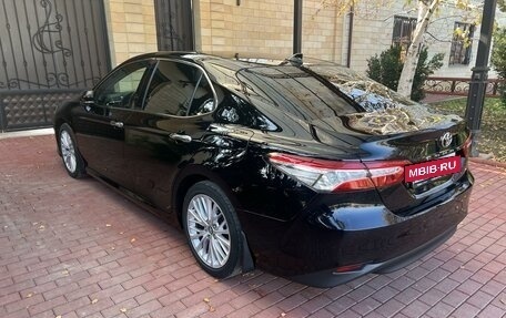 Toyota Camry, 2018 год, 3 180 000 рублей, 4 фотография