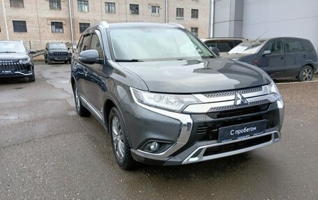 Mitsubishi Outlander III рестайлинг 3, 2021 год, 2 550 000 рублей, 7 фотография