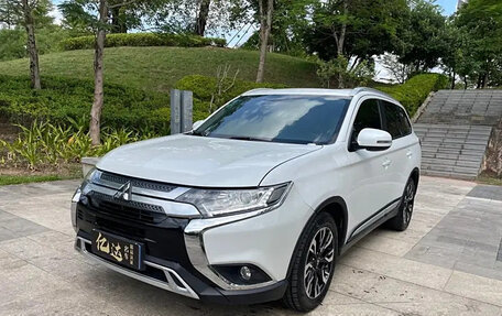 Mitsubishi Outlander III рестайлинг 3, 2021 год, 1 927 000 рублей, 3 фотография