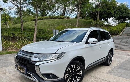 Mitsubishi Outlander III рестайлинг 3, 2021 год, 1 927 000 рублей, 2 фотография