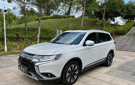 Mitsubishi Outlander III рестайлинг 3, 2021 год, 1 927 000 рублей, 4 фотография