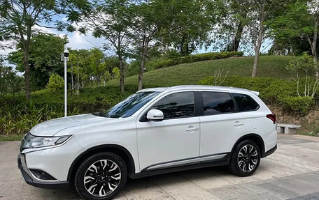 Mitsubishi Outlander III рестайлинг 3, 2021 год, 1 927 000 рублей, 10 фотография