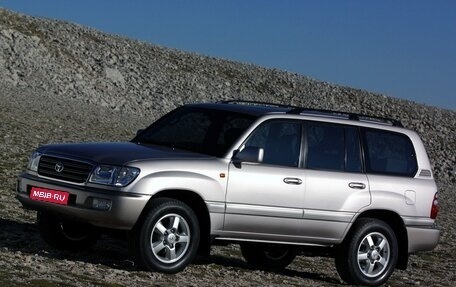 Toyota Land Cruiser 100 рестайлинг 2, 2004 год, 2 300 000 рублей, 1 фотография