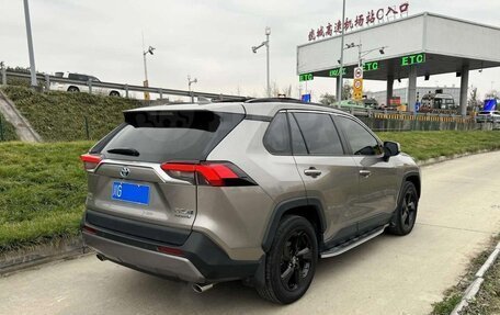 Toyota RAV4, 2020 год, 3 300 000 рублей, 2 фотография