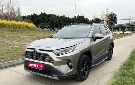 Toyota RAV4, 2020 год, 3 300 000 рублей, 5 фотография