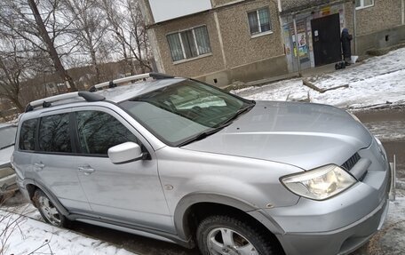 Mitsubishi Outlander III рестайлинг 3, 2005 год, 700 000 рублей, 10 фотография