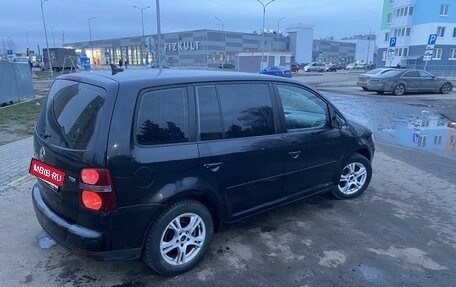 Volkswagen Touran III, 2007 год, 450 000 рублей, 2 фотография