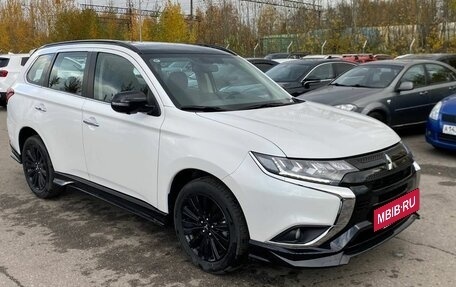 Mitsubishi Outlander III рестайлинг 3, 2022 год, 4 040 000 рублей, 3 фотография