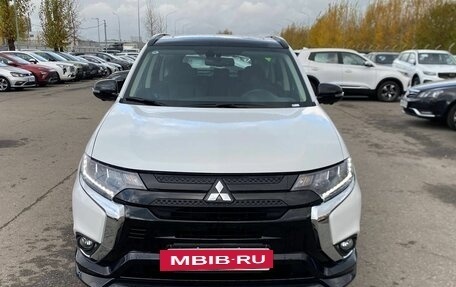 Mitsubishi Outlander III рестайлинг 3, 2022 год, 4 040 000 рублей, 2 фотография