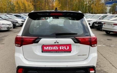 Mitsubishi Outlander III рестайлинг 3, 2022 год, 4 040 000 рублей, 5 фотография