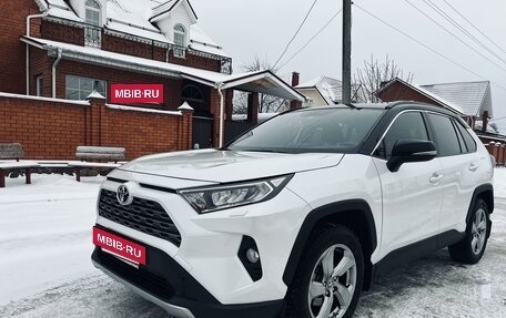 Toyota RAV4, 2020 год, 3 300 000 рублей, 4 фотография