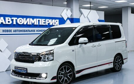 Toyota Voxy II, 2011 год, 1 933 000 рублей, 3 фотография