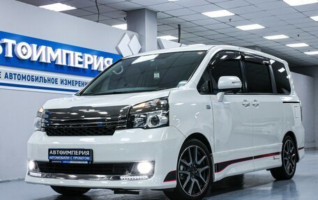 Toyota Voxy II, 2011 год, 1 933 000 рублей, 2 фотография