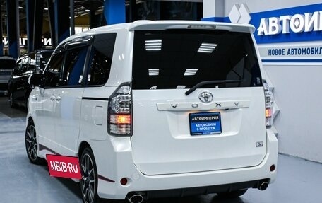 Toyota Voxy II, 2011 год, 1 933 000 рублей, 11 фотография