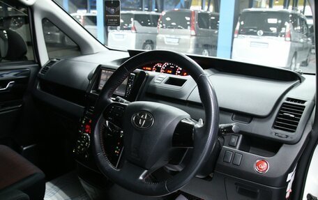 Toyota Voxy II, 2011 год, 1 933 000 рублей, 22 фотография