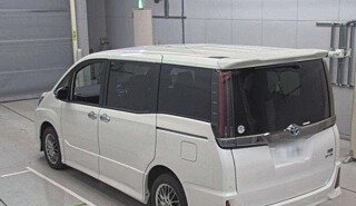 Toyota Noah III, 2021 год, 2 985 000 рублей, 4 фотография