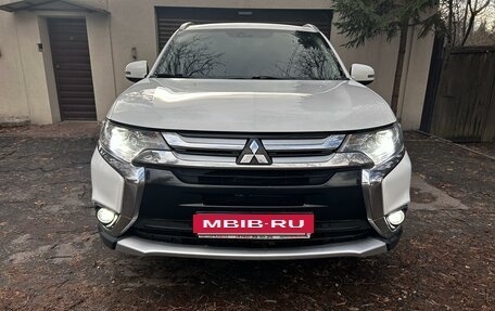 Mitsubishi Outlander III рестайлинг 3, 2015 год, 1 800 000 рублей, 5 фотография