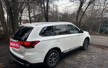 Mitsubishi Outlander III рестайлинг 3, 2015 год, 1 800 000 рублей, 4 фотография