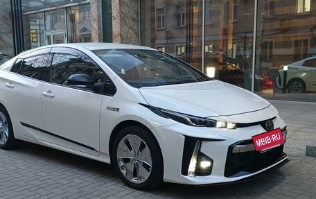 Toyota Prius IV XW50, 2017 год, 2 380 000 рублей, 2 фотография