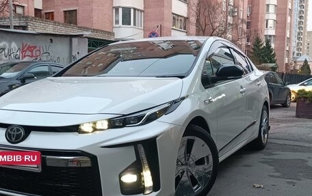 Toyota Prius IV XW50, 2017 год, 2 380 000 рублей, 13 фотография