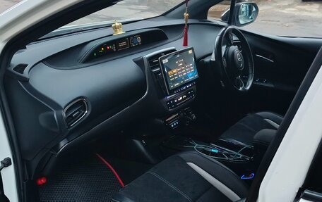 Toyota Prius IV XW50, 2017 год, 2 380 000 рублей, 18 фотография