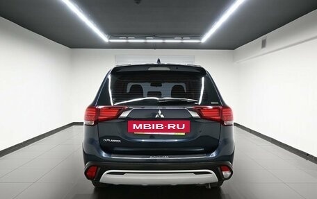 Mitsubishi Outlander III рестайлинг 3, 2020 год, 2 795 000 рублей, 4 фотография