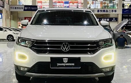 Volkswagen T-Roc I, 2022 год, 1 830 000 рублей, 2 фотография