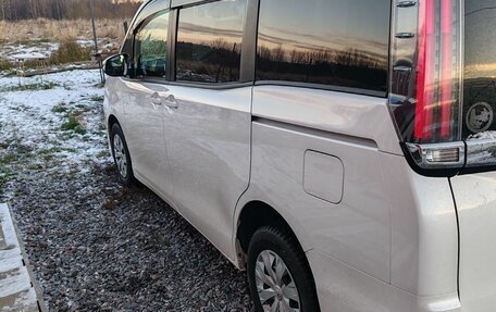 Toyota Noah III, 2018 год, 3 200 000 рублей, 13 фотография