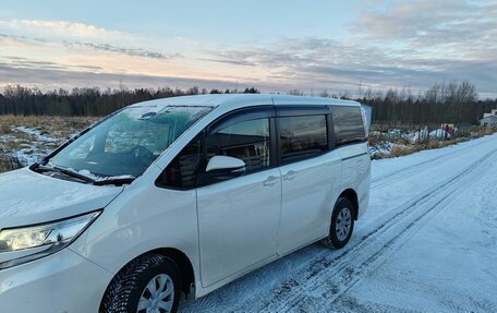 Toyota Noah III, 2018 год, 3 200 000 рублей, 9 фотография