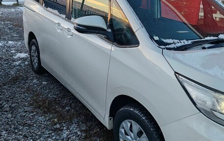 Toyota Noah III, 2018 год, 3 200 000 рублей, 15 фотография