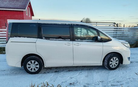 Toyota Noah III, 2018 год, 3 200 000 рублей, 16 фотография