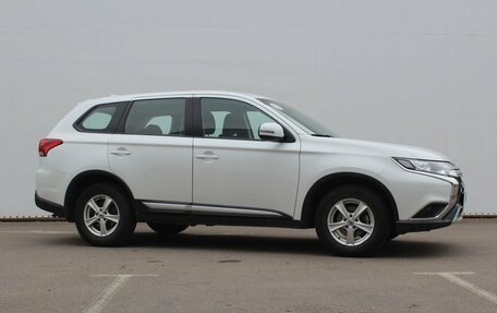 Mitsubishi Outlander III рестайлинг 3, 2019 год, 2 200 000 рублей, 3 фотография