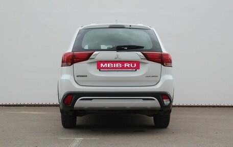 Mitsubishi Outlander III рестайлинг 3, 2019 год, 2 200 000 рублей, 6 фотография