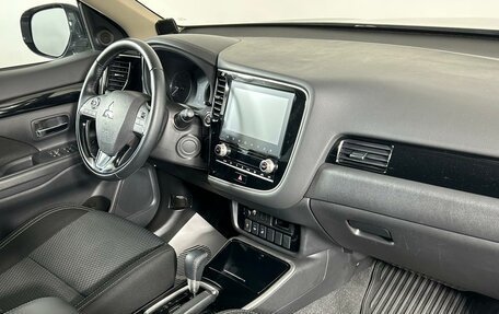 Mitsubishi Outlander III рестайлинг 3, 2021 год, 2 649 000 рублей, 13 фотография