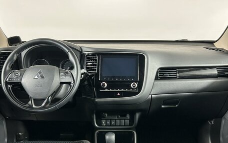 Mitsubishi Outlander III рестайлинг 3, 2021 год, 2 649 000 рублей, 14 фотография