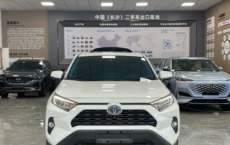 Toyota RAV4, 2020 год, 2 100 000 рублей, 2 фотография