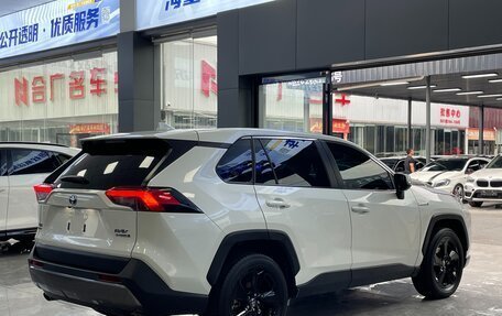 Toyota RAV4, 2020 год, 2 100 000 рублей, 5 фотография