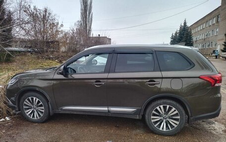 Mitsubishi Outlander III рестайлинг 3, 2019 год, 2 300 000 рублей, 12 фотография