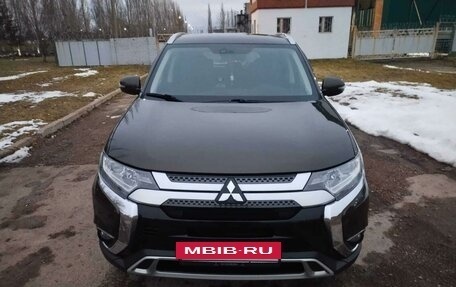 Mitsubishi Outlander III рестайлинг 3, 2019 год, 2 300 000 рублей, 6 фотография