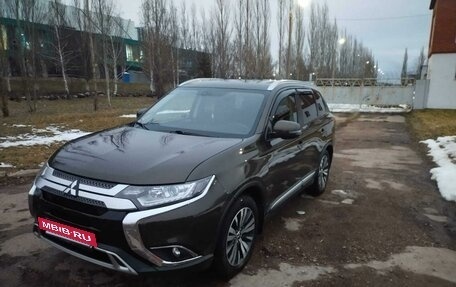 Mitsubishi Outlander III рестайлинг 3, 2019 год, 2 300 000 рублей, 4 фотография