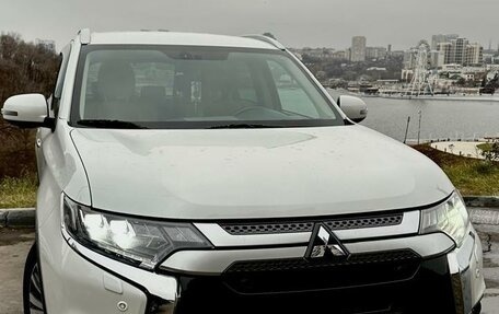 Mitsubishi Outlander III рестайлинг 3, 2019 год, 2 850 000 рублей, 1 фотография