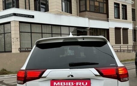 Mitsubishi Outlander III рестайлинг 3, 2019 год, 2 850 000 рублей, 2 фотография