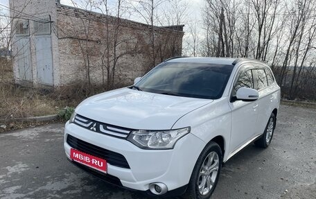 Mitsubishi Outlander III рестайлинг 3, 2013 год, 1 700 000 рублей, 2 фотография