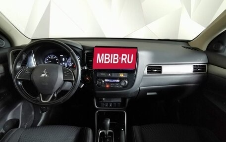 Mitsubishi Outlander III рестайлинг 3, 2017 год, 1 865 000 рублей, 10 фотография