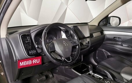 Mitsubishi Outlander III рестайлинг 3, 2017 год, 1 865 000 рублей, 14 фотография