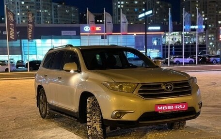 Toyota Highlander III, 2013 год, 2 360 000 рублей, 2 фотография