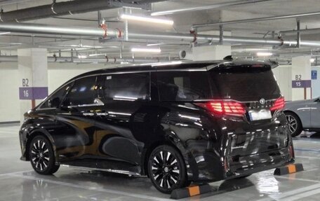 Toyota Alphard, 2024 год, 17 990 000 рублей, 3 фотография