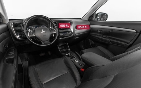 Mitsubishi Outlander III рестайлинг 3, 2014 год, 1 690 000 рублей, 10 фотография